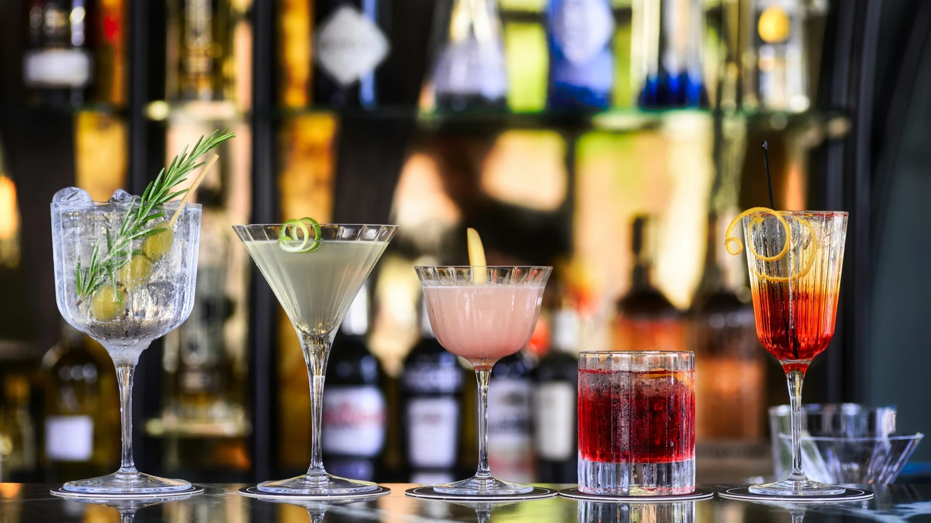 Servizio cocktail in lounge bar di hotel